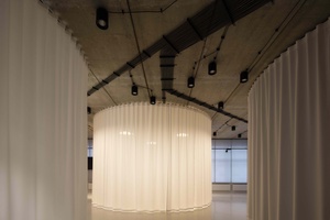 2016 捷克家具展厅 – 椅子用作外立面的展厅 (9)